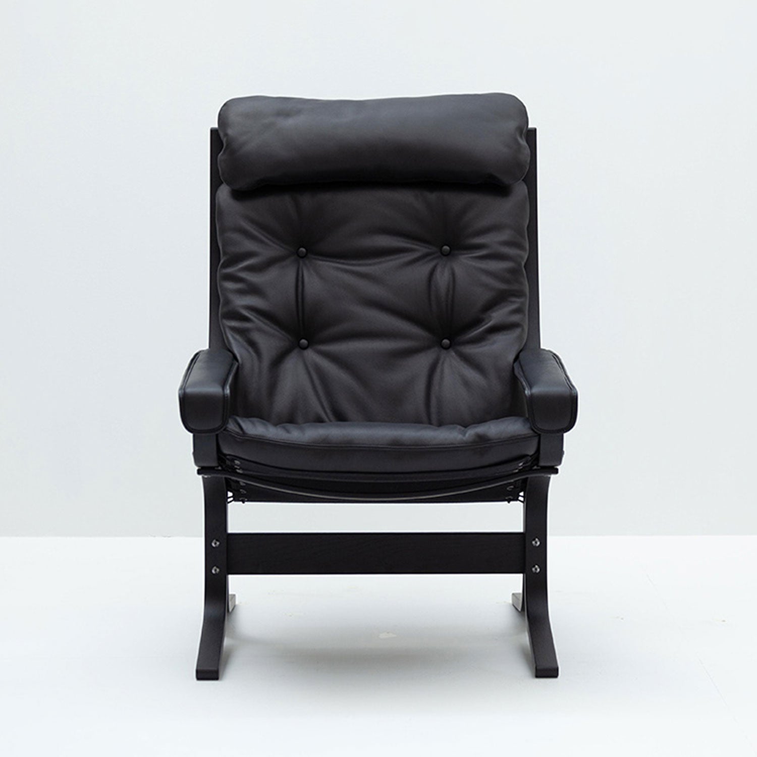 hjelle | siesta classic 301 chair | high back with arms | black oak + hemsen HA19 leather