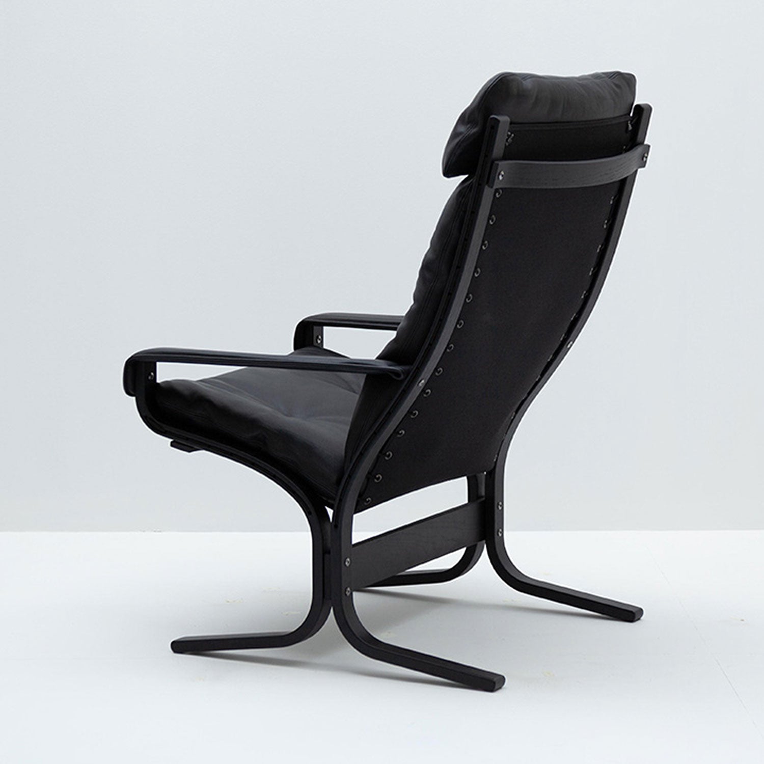 hjelle | siesta classic 301 chair | high back with arms | black oak + hemsen HA19 leather